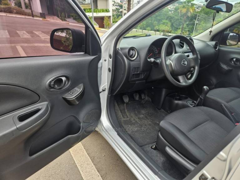 NISSAN - MARCH - 2012/2013 - Prata - R$ 29.500,00