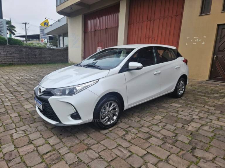 TOYOTA - YARIS - 2024/2024 - Branca - R$ 110.000,00