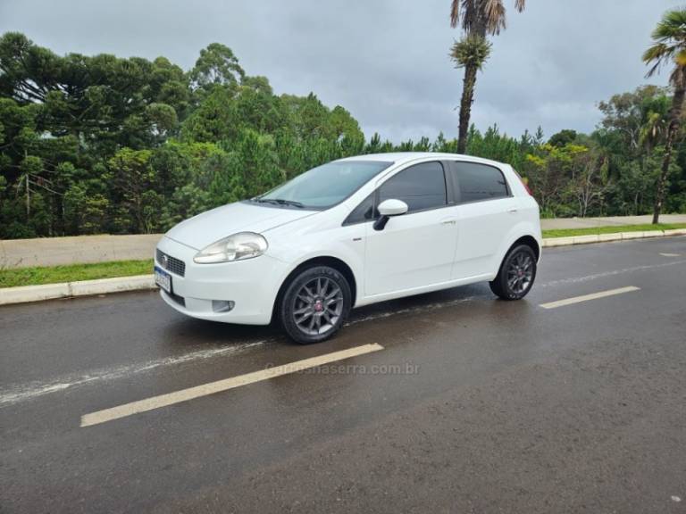 FIAT - PUNTO - 2011/2012 - Branca - R$ 36.500,00
