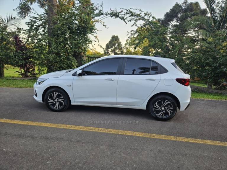 CHEVROLET - ONIX - 2023/2024 - Branca - R$ 71.900,00