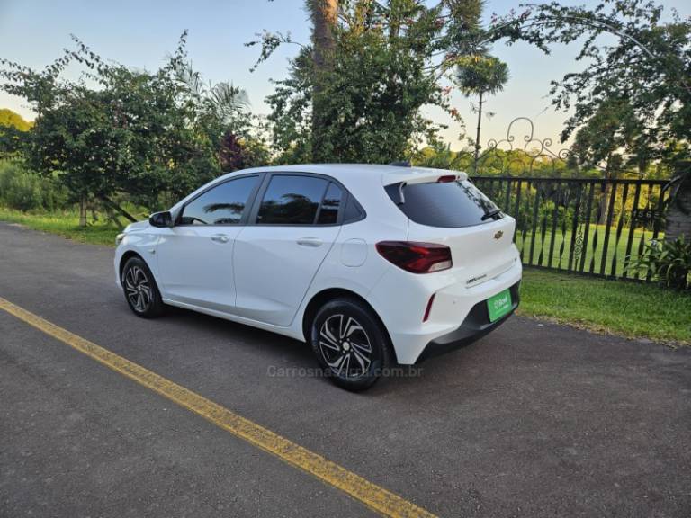 CHEVROLET - ONIX - 2023/2024 - Branca - R$ 71.900,00