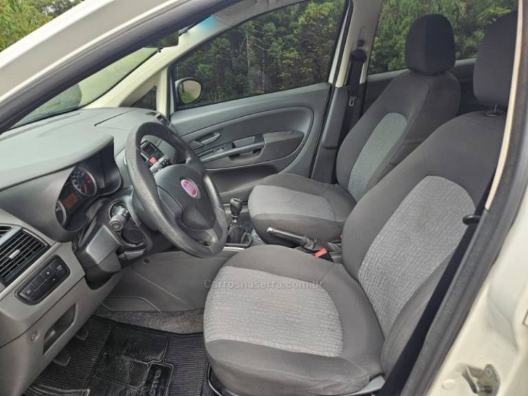 FIAT - PUNTO - 2011/2012 - Branca - R$ 36.500,00