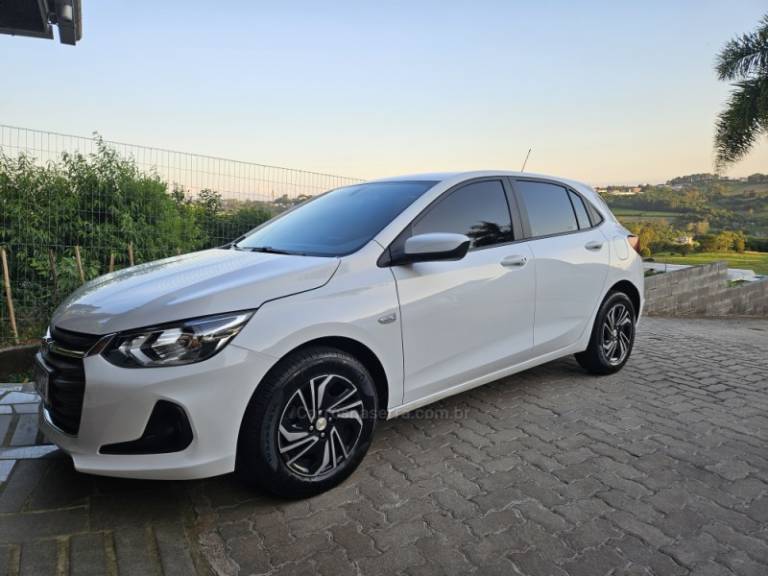 CHEVROLET - ONIX - 2023/2024 - Branca - R$ 71.900,00