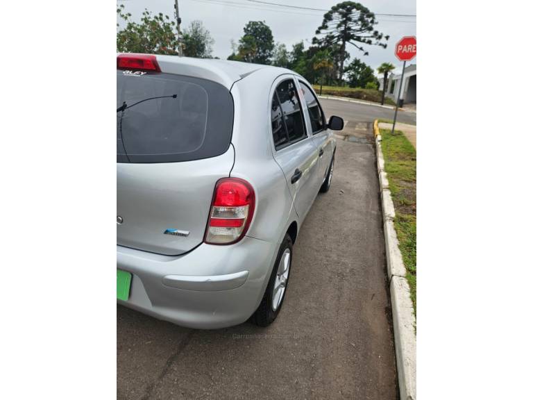 NISSAN - MARCH - 2012/2013 - Prata - R$ 29.500,00