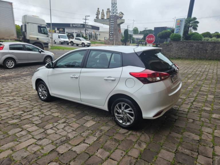 TOYOTA - YARIS - 2024/2024 - Branca - R$ 110.000,00