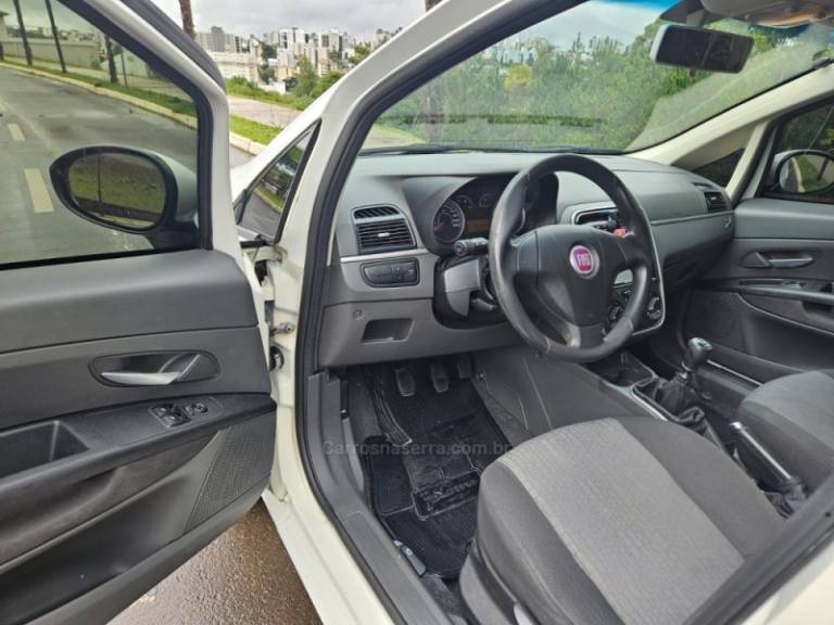 FIAT - PUNTO - 2011/2012 - Branca - R$ 36.500,00