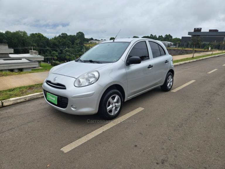 NISSAN - MARCH - 2012/2013 - Prata - R$ 29.500,00
