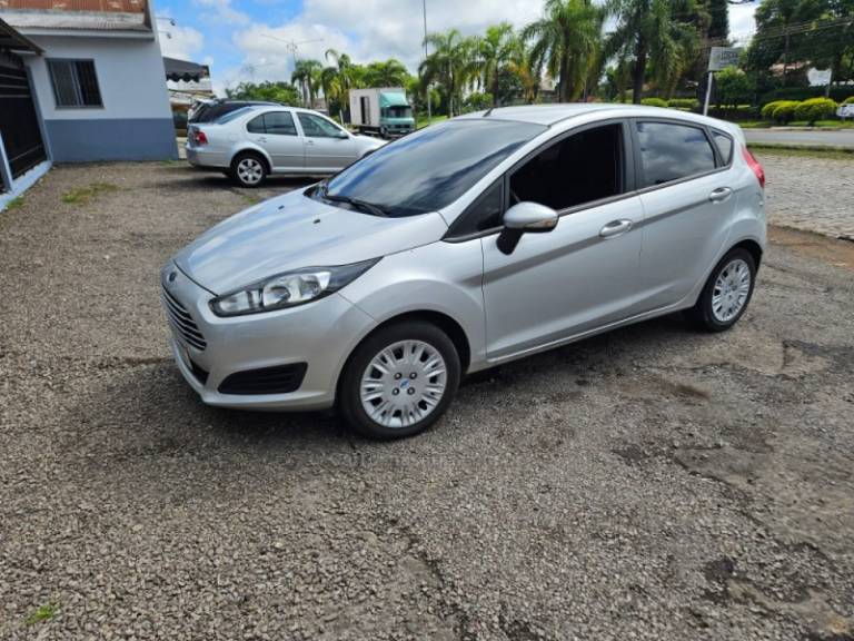FORD - FIESTA - 2017/2017 - Prata - R$ 49.900,00