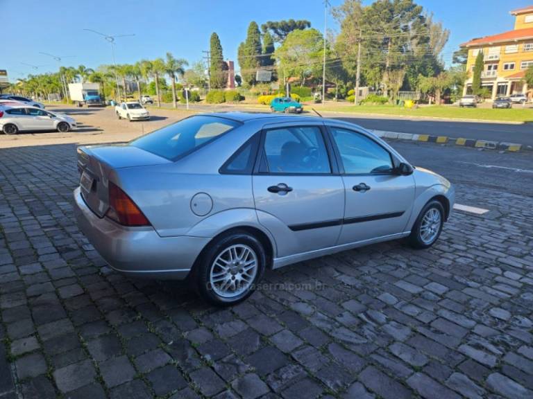FORD - FOCUS - 2002/2002 - Prata - R$ 19.500,00