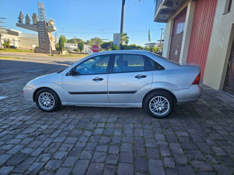FORD - FOCUS - 2002/2002 - Prata - R$ 19.500,00