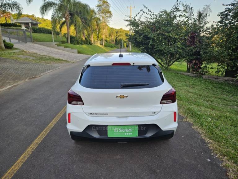 CHEVROLET - ONIX - 2023/2024 - Branca - R$ 71.900,00