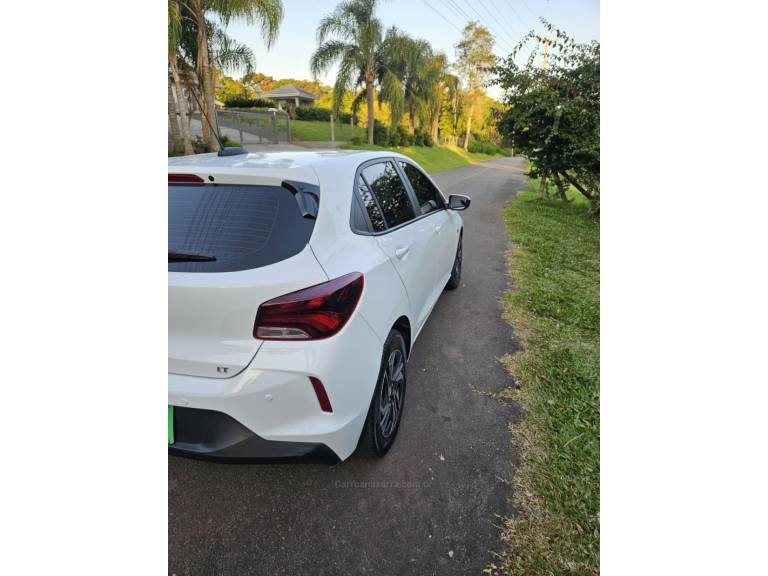 CHEVROLET - ONIX - 2023/2024 - Branca - R$ 71.900,00