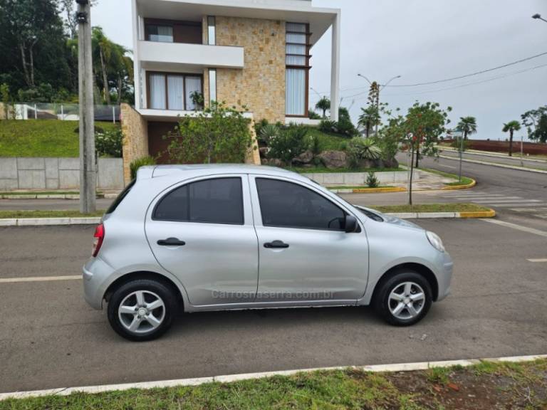 NISSAN - MARCH - 2012/2013 - Prata - R$ 29.500,00