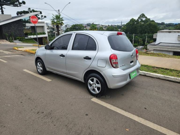 NISSAN - MARCH - 2012/2013 - Prata - R$ 29.500,00