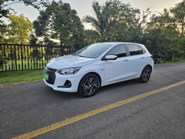 CHEVROLET - ONIX - 2023/2024 - Branca - R$ 71.900,00