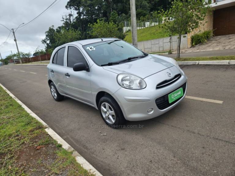 NISSAN - MARCH - 2012/2013 - Prata - R$ 29.500,00
