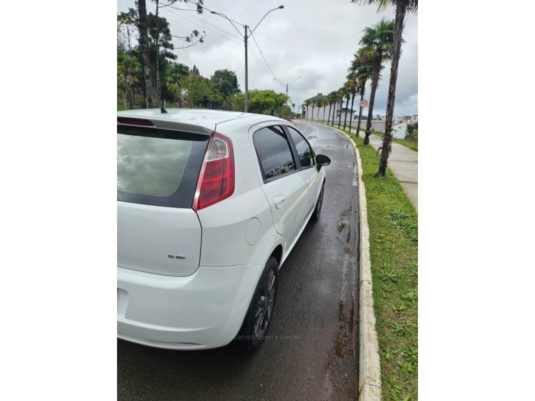 FIAT - PUNTO - 2011/2012 - Branca - R$ 36.500,00