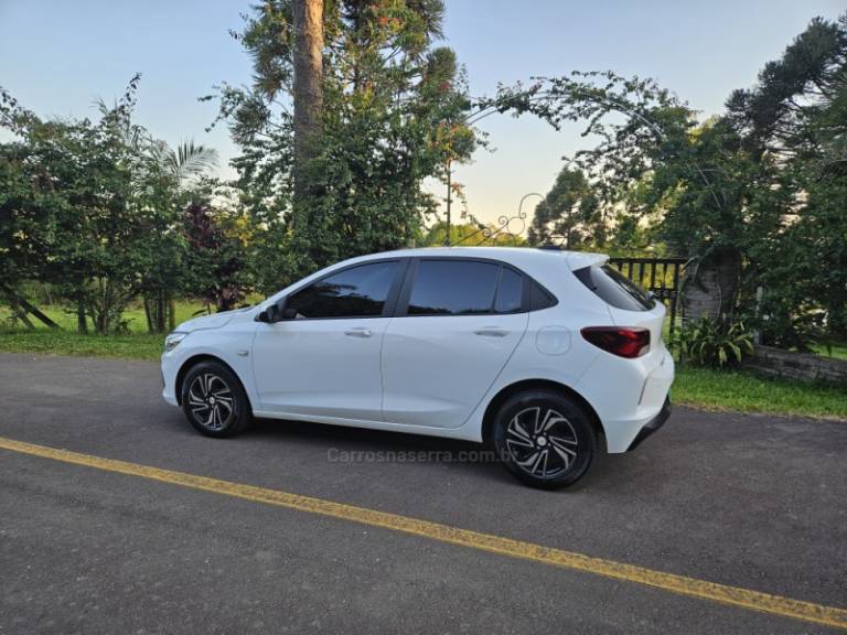 CHEVROLET - ONIX - 2023/2024 - Branca - R$ 71.900,00