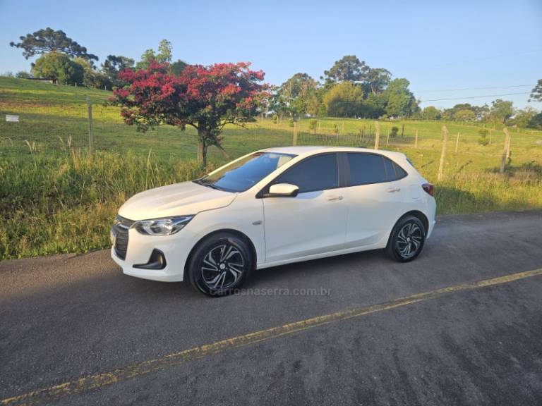 CHEVROLET - ONIX - 2023/2024 - Branca - R$ 71.900,00