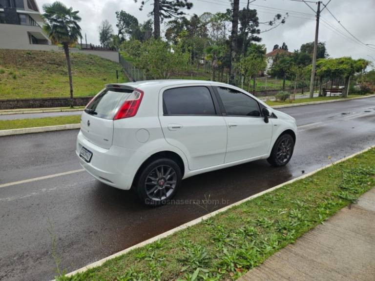 FIAT - PUNTO - 2011/2012 - Branca - R$ 36.500,00