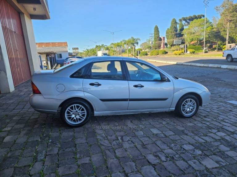 FORD - FOCUS - 2002/2002 - Prata - R$ 19.500,00
