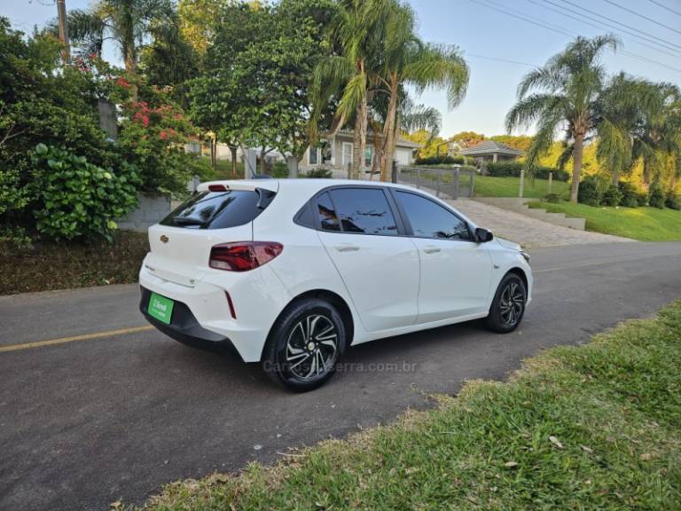 CHEVROLET - ONIX - 2023/2024 - Branca - R$ 71.900,00