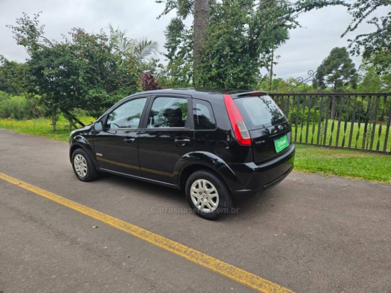 FORD - FIESTA - 2010/2011 - Preta - R$ 33.900,00
