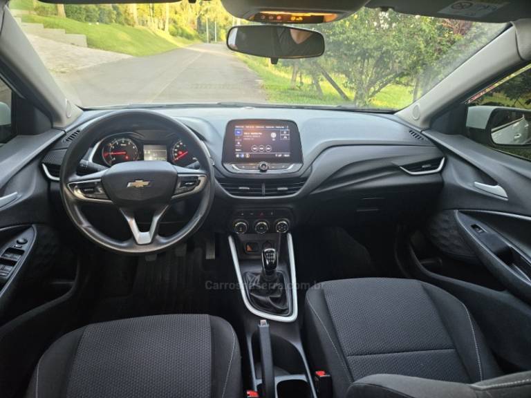 CHEVROLET - ONIX - 2023/2024 - Branca - R$ 71.900,00