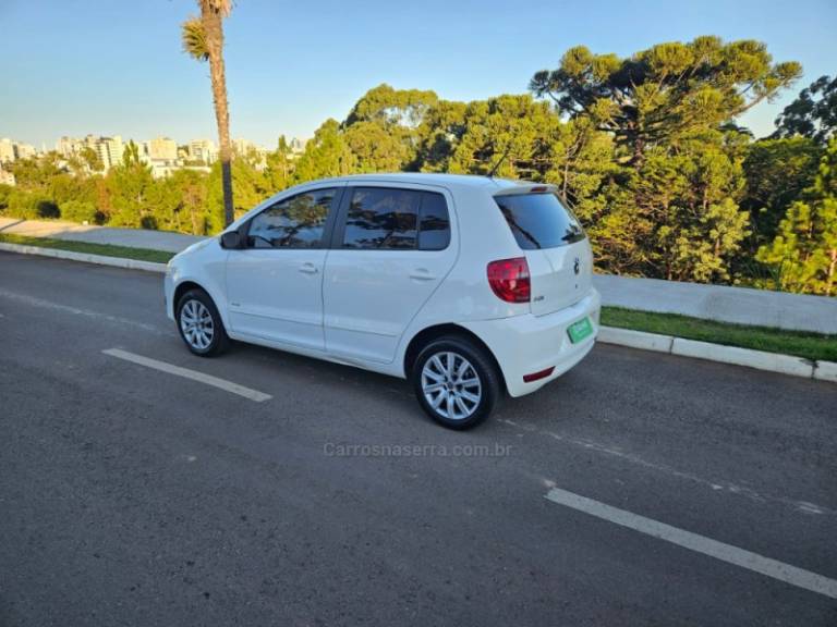 VOLKSWAGEN - FOX - 2012/2013 - Branca - R$ 34.900,00