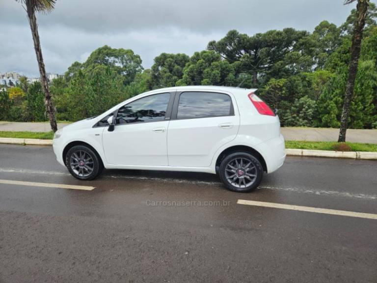 FIAT - PUNTO - 2011/2012 - Branca - R$ 36.500,00