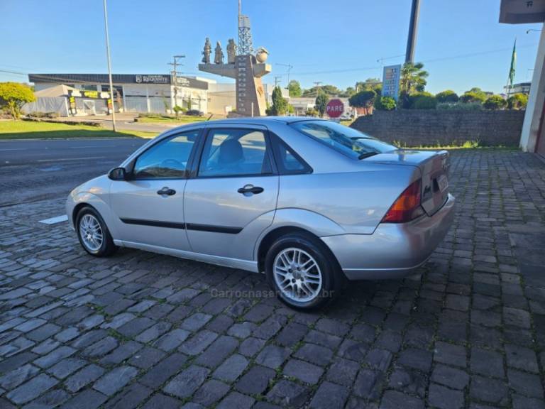 FORD - FOCUS - 2002/2002 - Prata - R$ 19.500,00