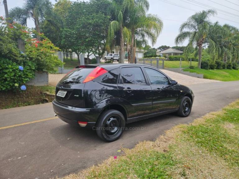 FORD - FOCUS - 2007/2008 - Preta - R$ 27.500,00