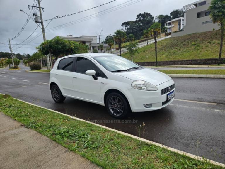 FIAT - PUNTO - 2011/2012 - Branca - R$ 36.500,00