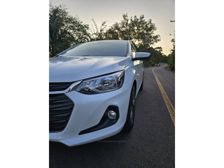 CHEVROLET - ONIX - 2023/2024 - Branca - R$ 71.900,00