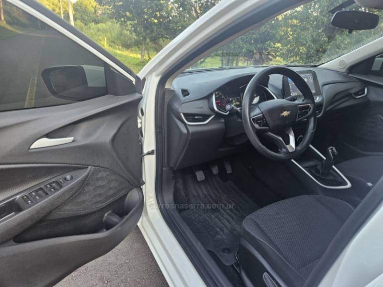 CHEVROLET - ONIX - 2023/2024 - Branca - R$ 71.900,00